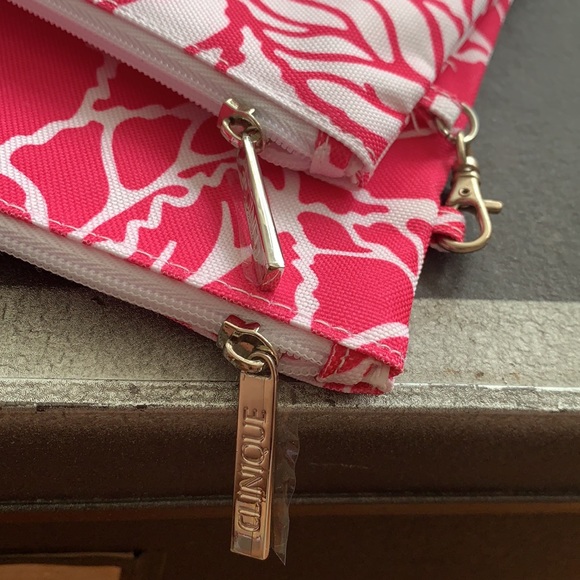 Pair of Clinique cosmetic bags in fuschia - Picture 2 of 7